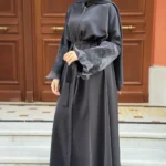 İncili Lara Dubai Krep Ferace – Rahat Kalıp ve Şık Tasarım